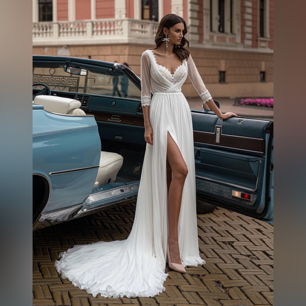 GORGEOUS Wedding Dress NWT & Unaltered